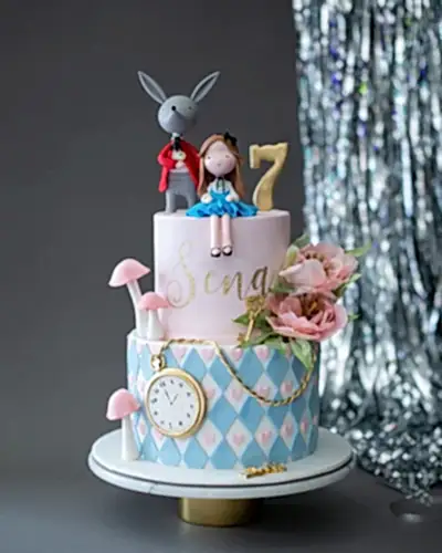 Alice Harikalar Diyarında Temalı Pasta