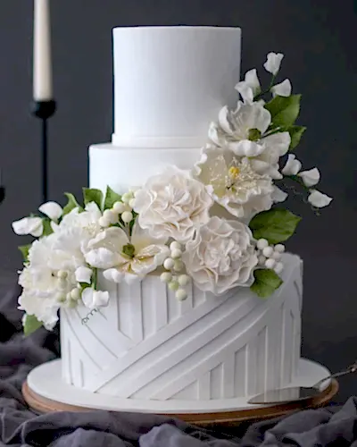 beyaz çiçekli düğün pastası – modern pasta