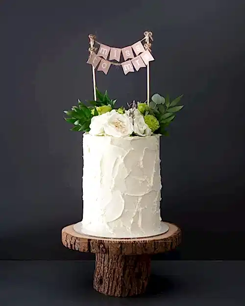 Beyaz Çiçekli Nişan Pastası