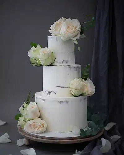 Beyaz Gül Süslemeli Düğün Pastası