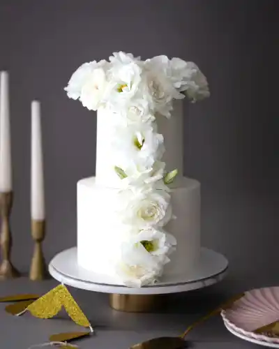 Çiçek Süslemeli Beyaz Nişan Pastası