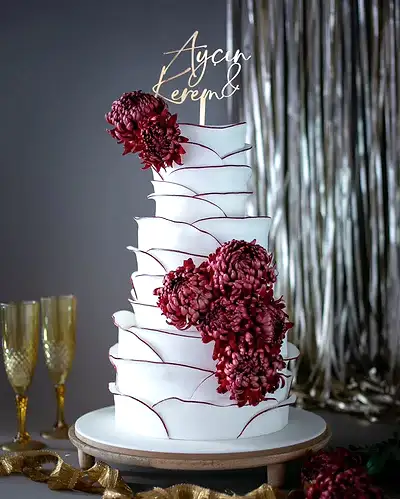 düğün pastası – bordo çiçekli üç katlı modern pasta