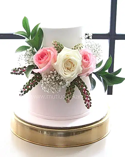 düğün pastası – canlı gül ve yaprak süslemeli pudra pasta
