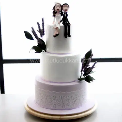 düğün pastası – gelin damat figürlü lavanta süslemeli pasta