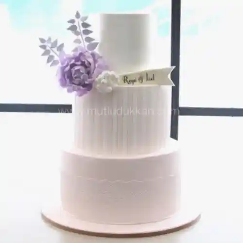 düğün pastası – lila çiçekli üç katlı zarif tasarım pasta