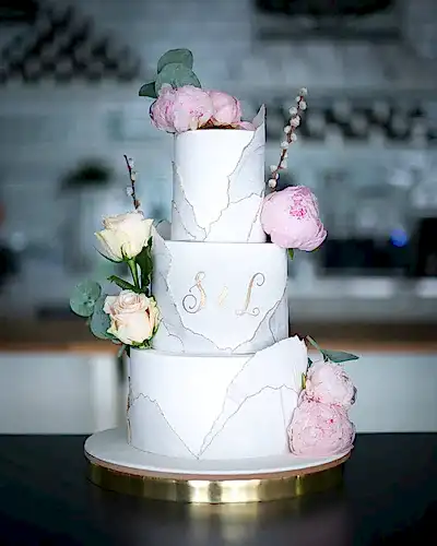 düğün pastası – mermer desen ve pembe cicek süslemeli pasta