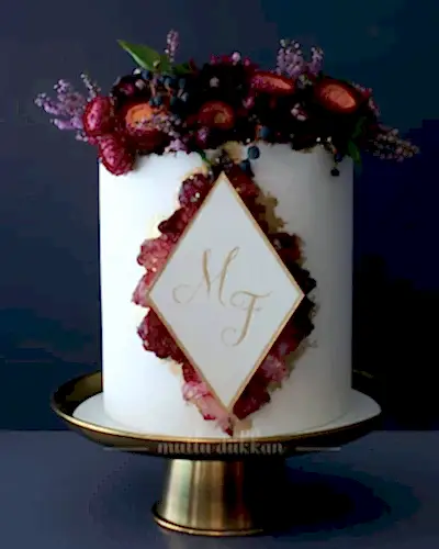 nişan pastası – geod taşı ve çiçek süslemeli bordo pasta