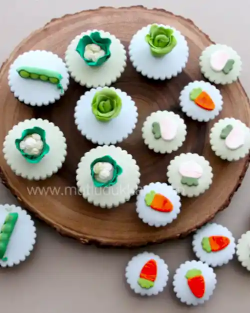 peter rabbit cupcake – havuç, marul ve bezelye süslemeli