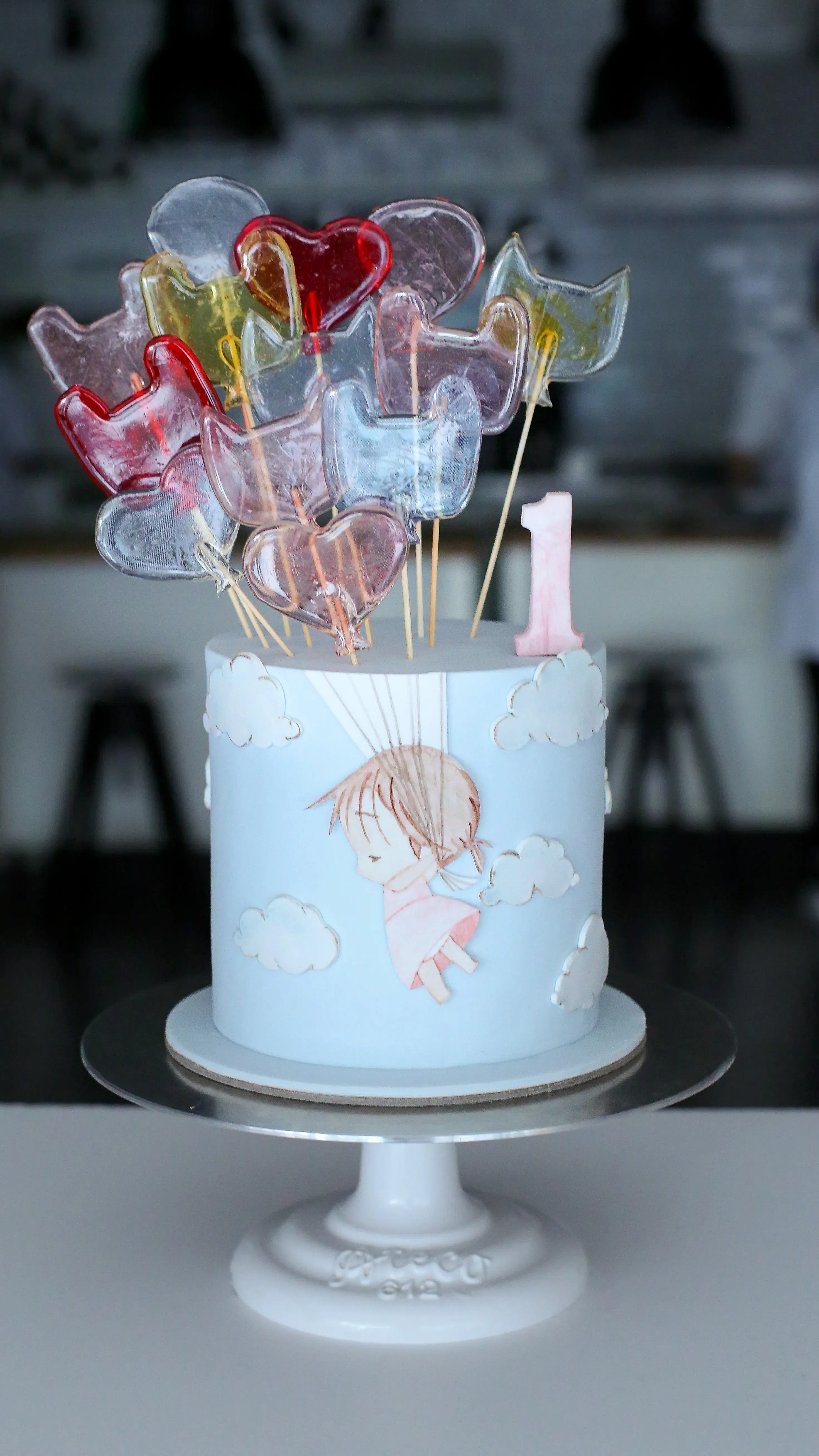 balon pasta – renkli şeker ve bulut temalı 1 yaş kız pastası