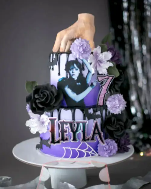 wednesday pasta – çiçek süslemeli cadılar bayramı pastası