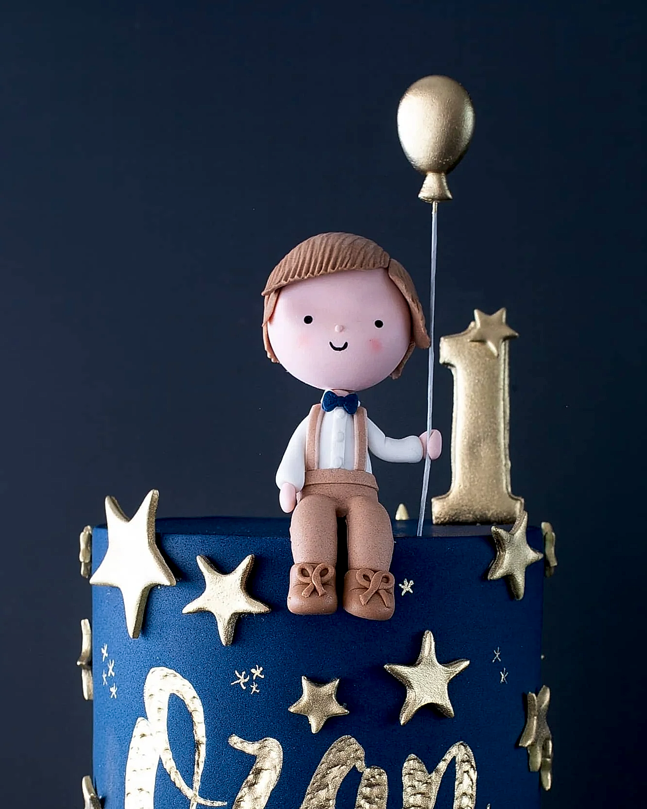 1 yaş erkek pastası – altın yıldızlı gece temalı pasta