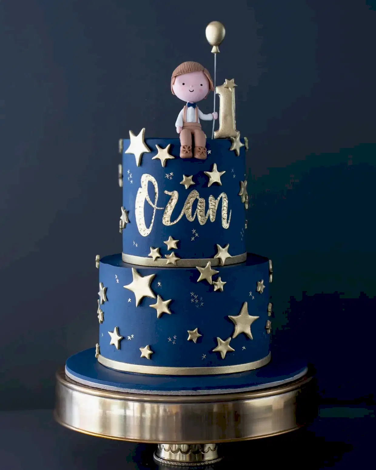 1 yaş erkek pastası – altın yıldızlı gece temalı pasta