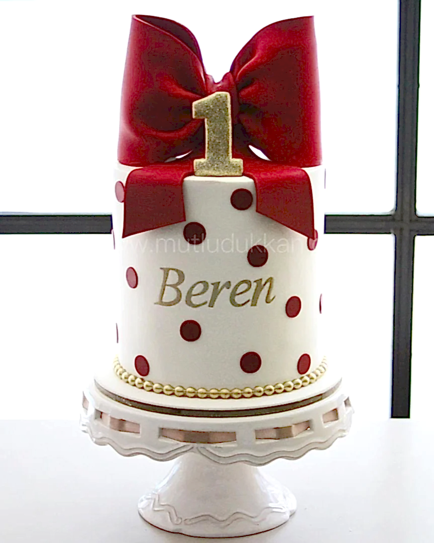 1 yaş pastası – kırmızı kurdele süslemeli kız pastası
