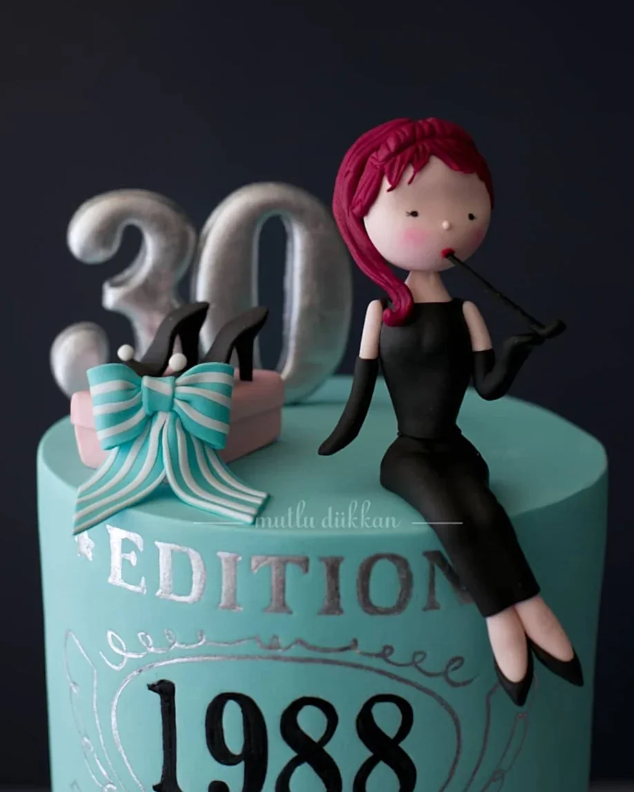 30 yaş pasta – gümüş yazı süslemeli şık kadın pastası
