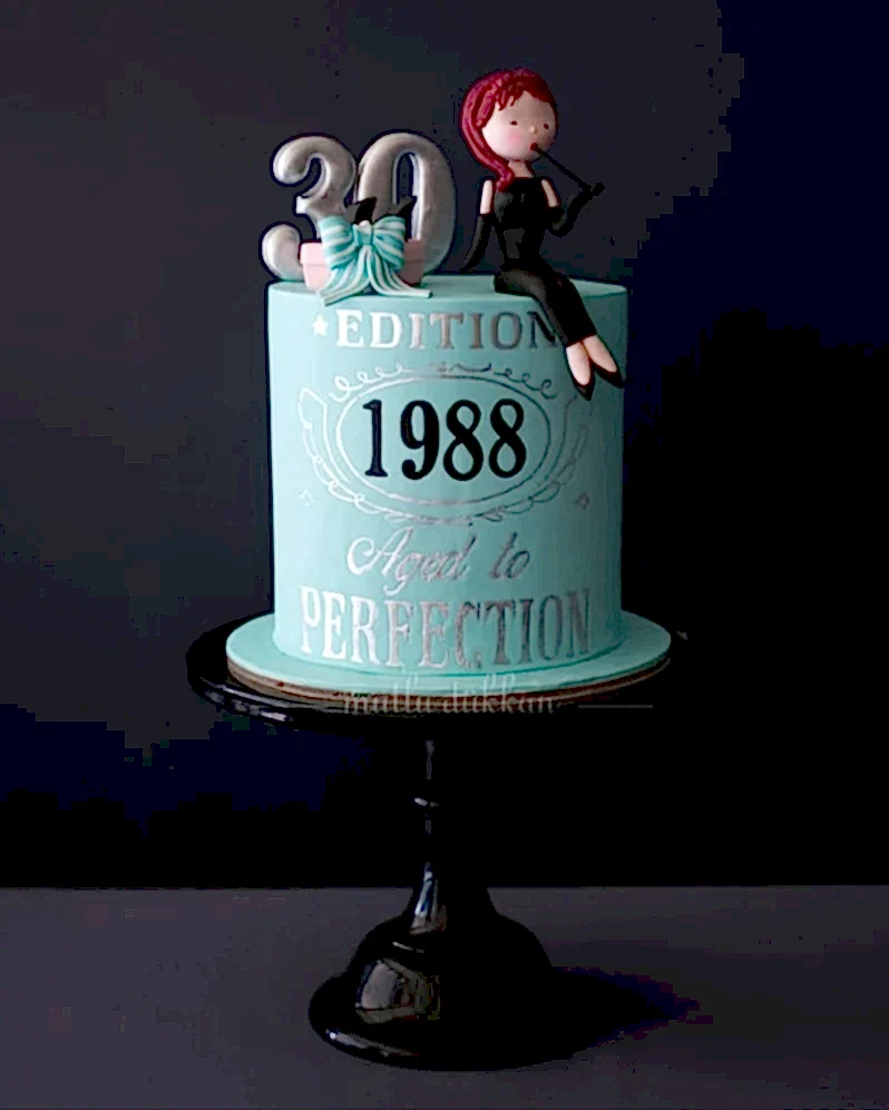 30 yaş pasta – gümüş yazı süslemeli şık kadın pastası