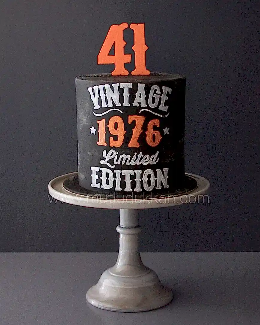 41 yaş pasta – vintage kara tahta temalı erkek pastası