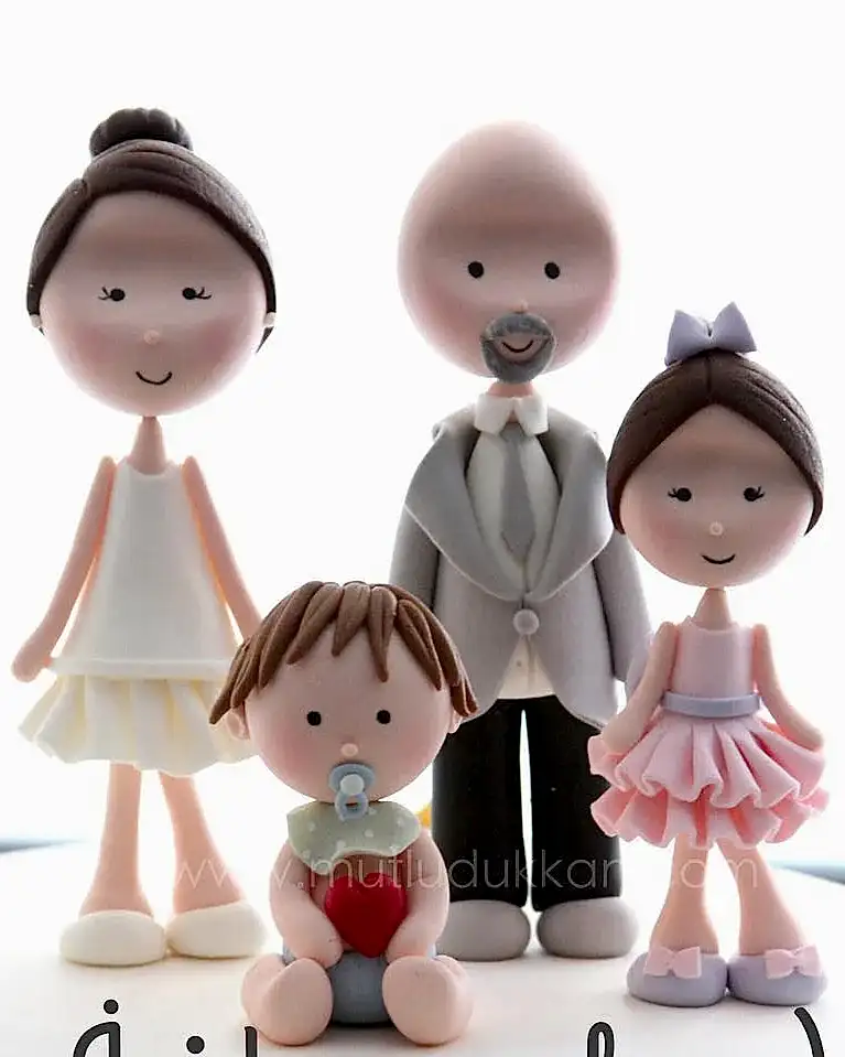 aile pasta – altın yıldız süslemeli özel kutlama pastası