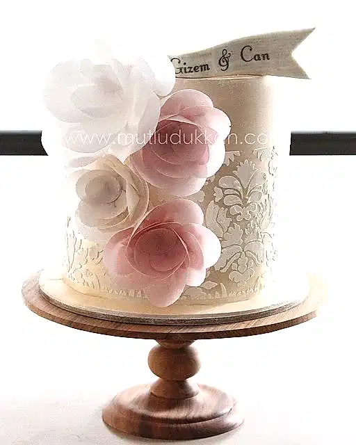 altın nişan pastası – dantel desen ve çiçek temalı pasta