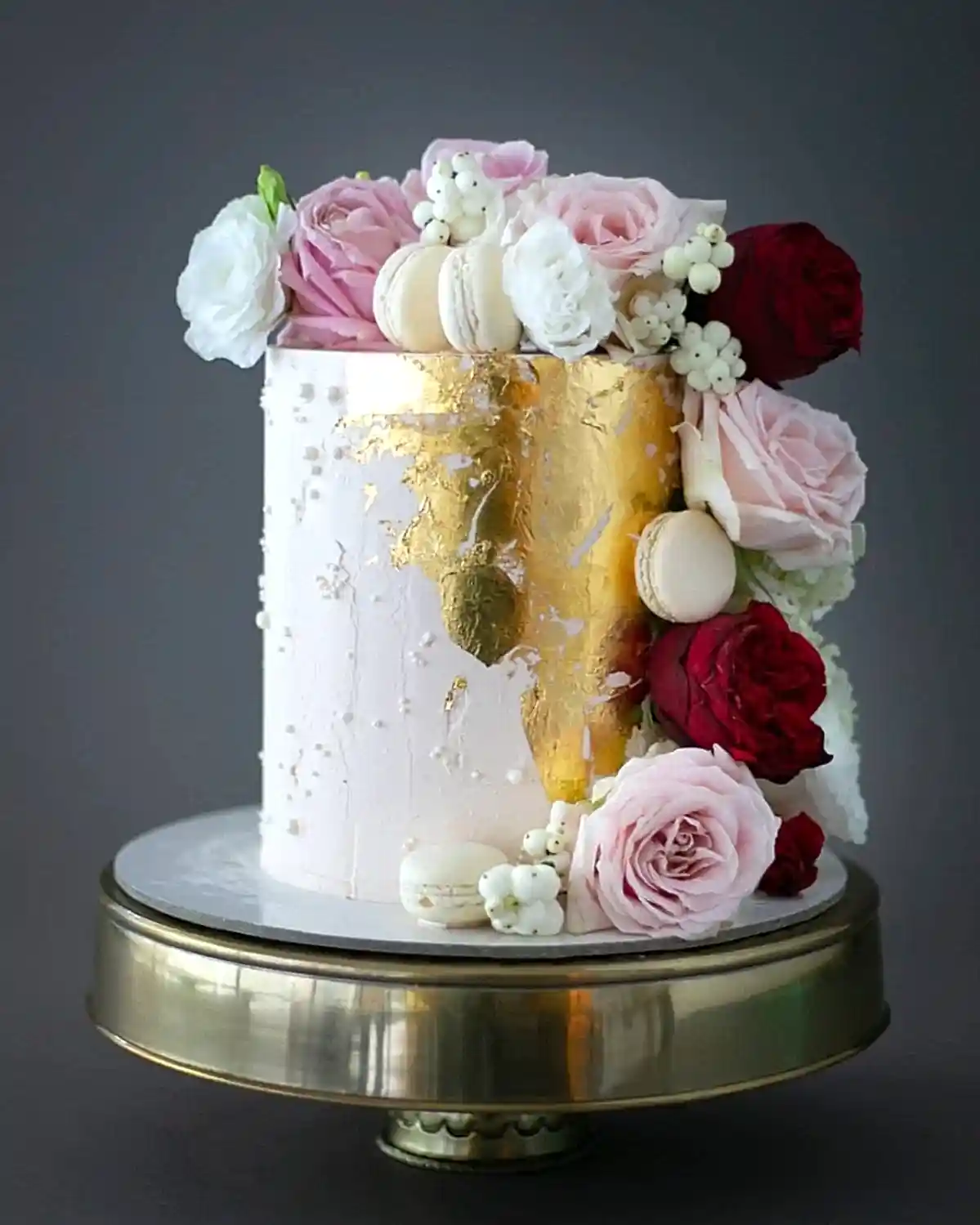 altın pasta – çiçek süslemeli zarif doğum günü pastası