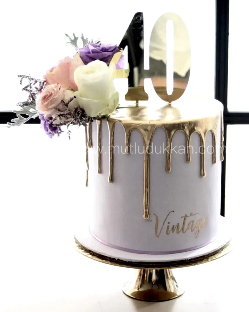 altın pasta – canlı çiçekli şık 40 yaş doğum günü pastası