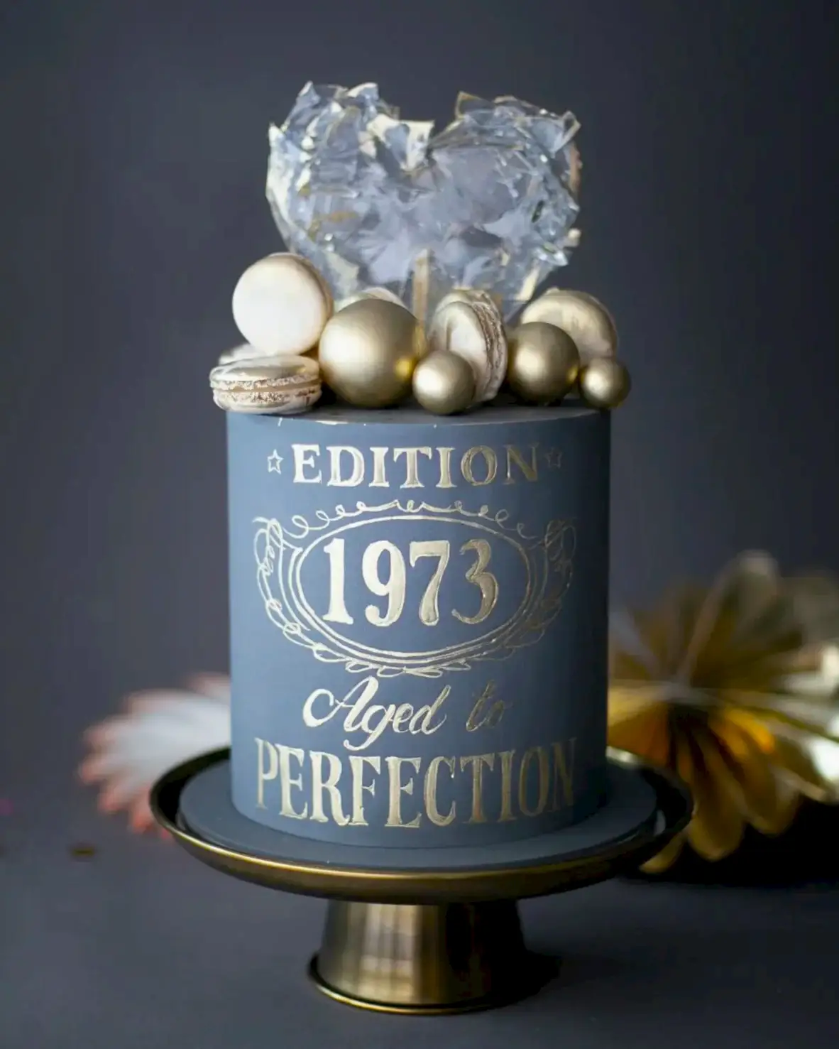 altın süslemeli pasta – kalpli yetişkin doğum günü pastası