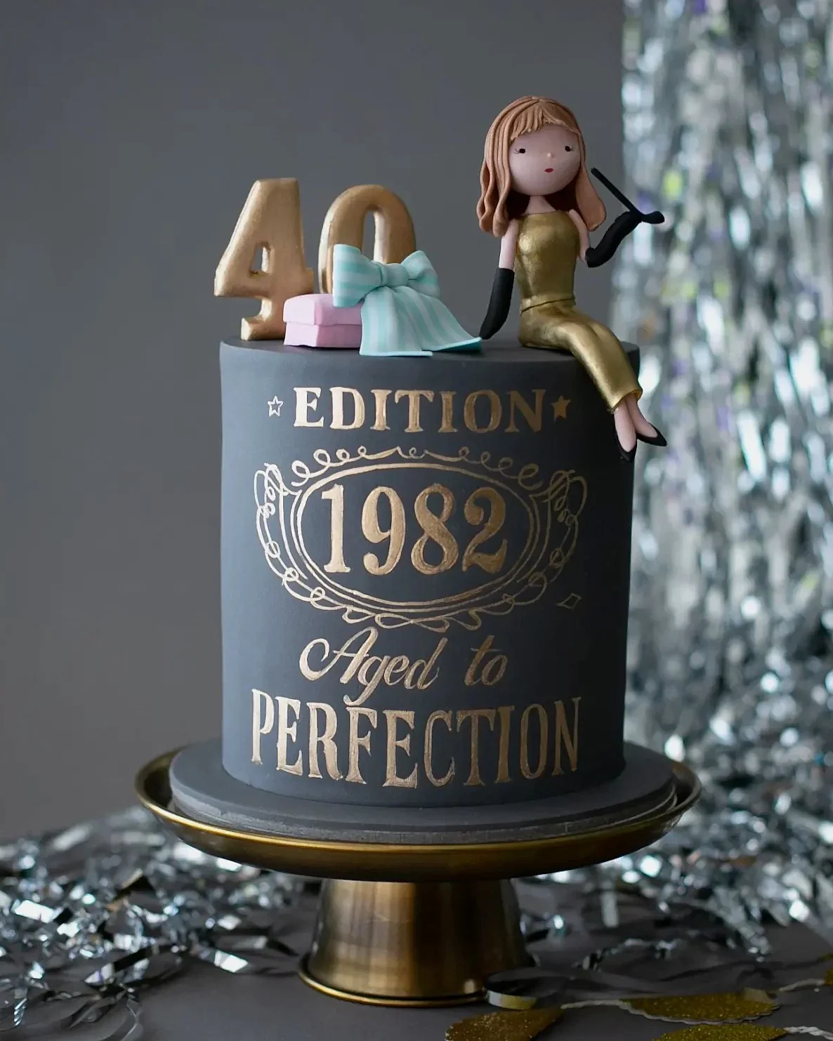 altın yazılı gri pasta – 40 yaş kadın doğum günü pastası