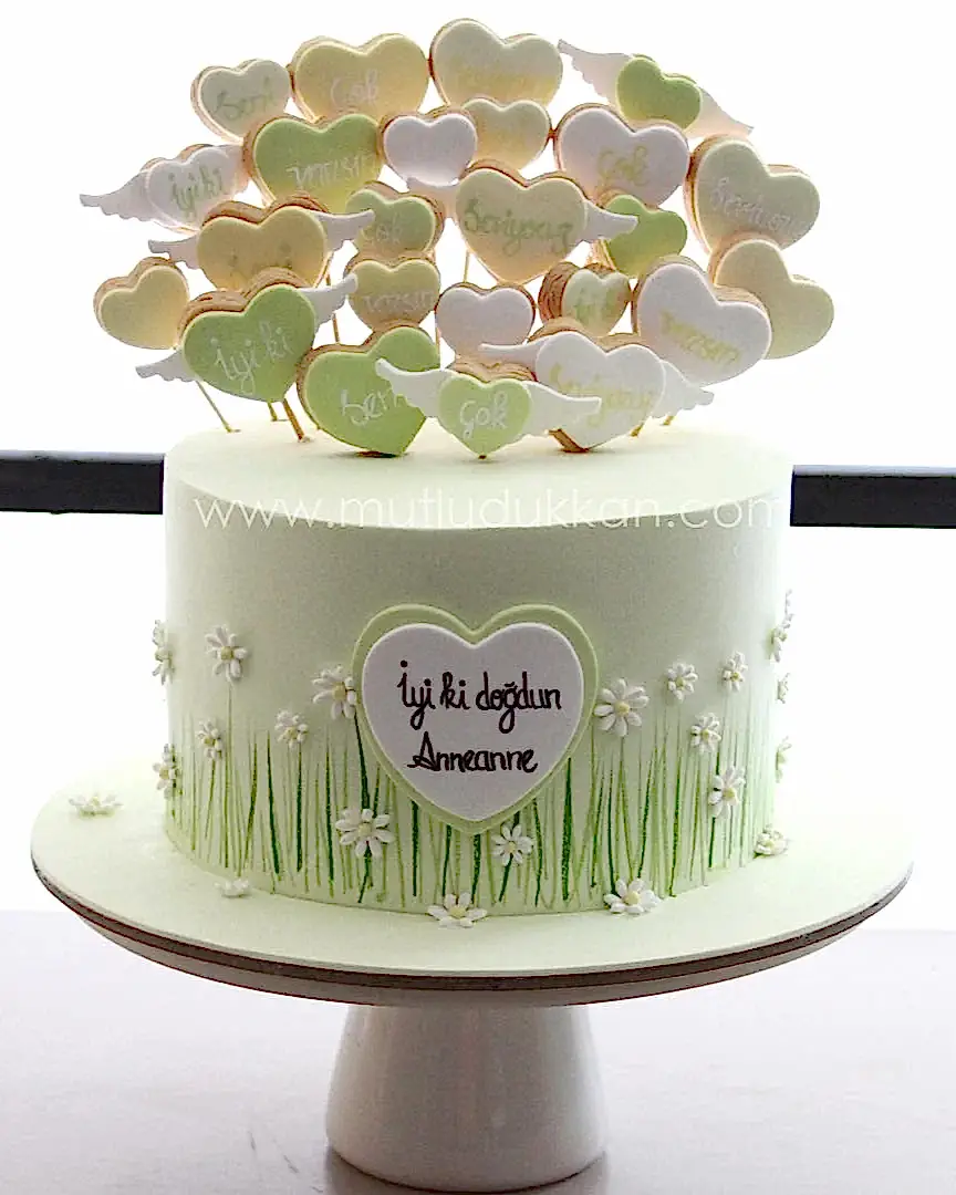 anneler günü pastası – kalp ve çiçek süslemeli pasta