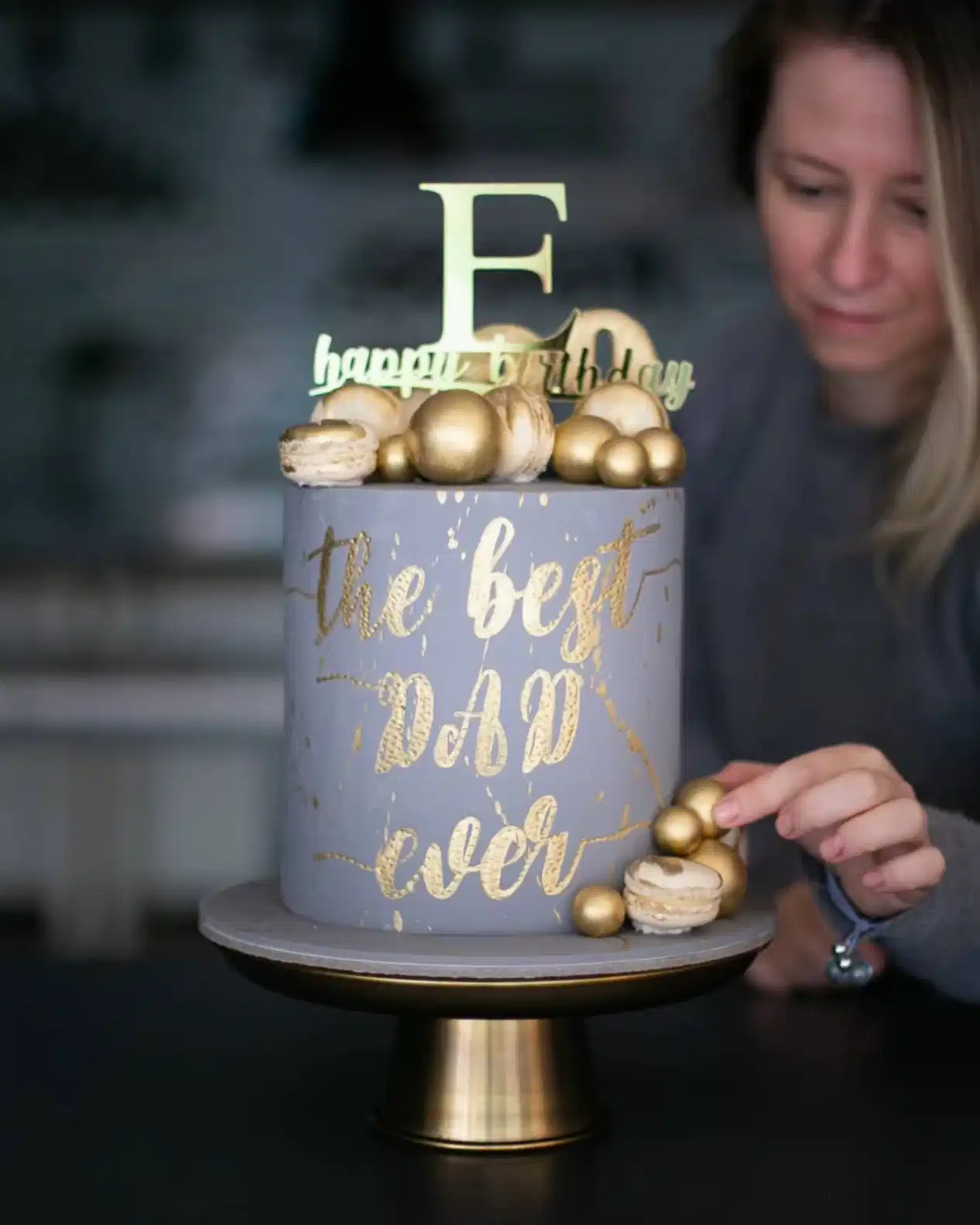 baba pasta – altın süslemeli şık babalar günü pastası