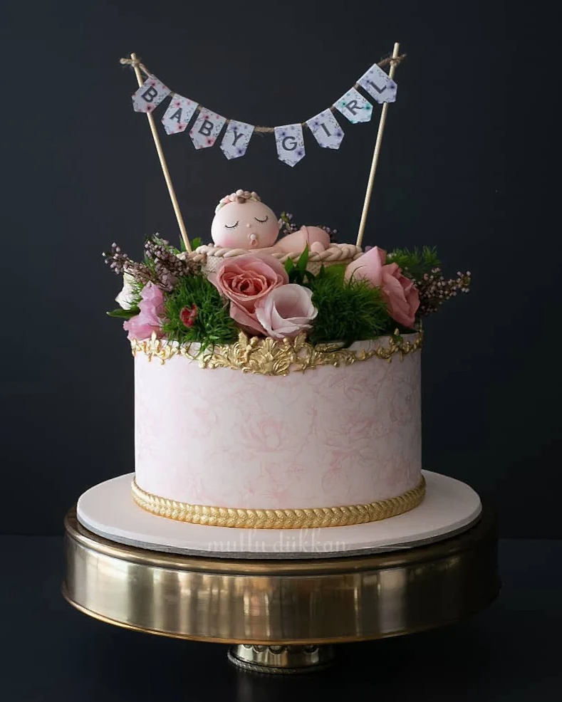 bebek pasta – canlı çiçek buketli kız doğum pastası