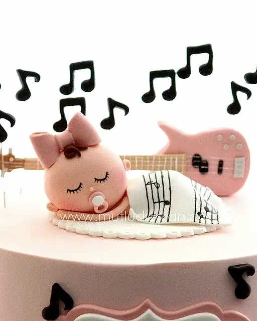 bebek pasta – müzik notası süslemeli baby shower pastası