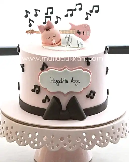 bebek pasta – müzik notası süslemeli baby shower pastası