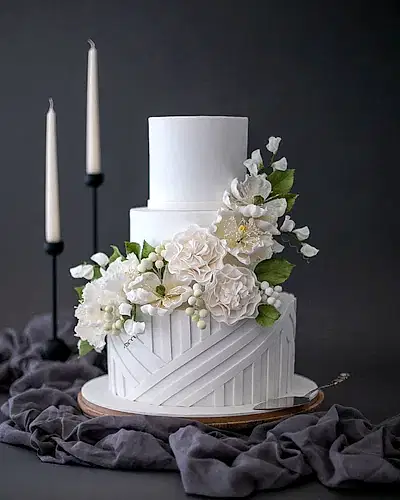 beyaz çiçekli düğün pastası – modern pasta