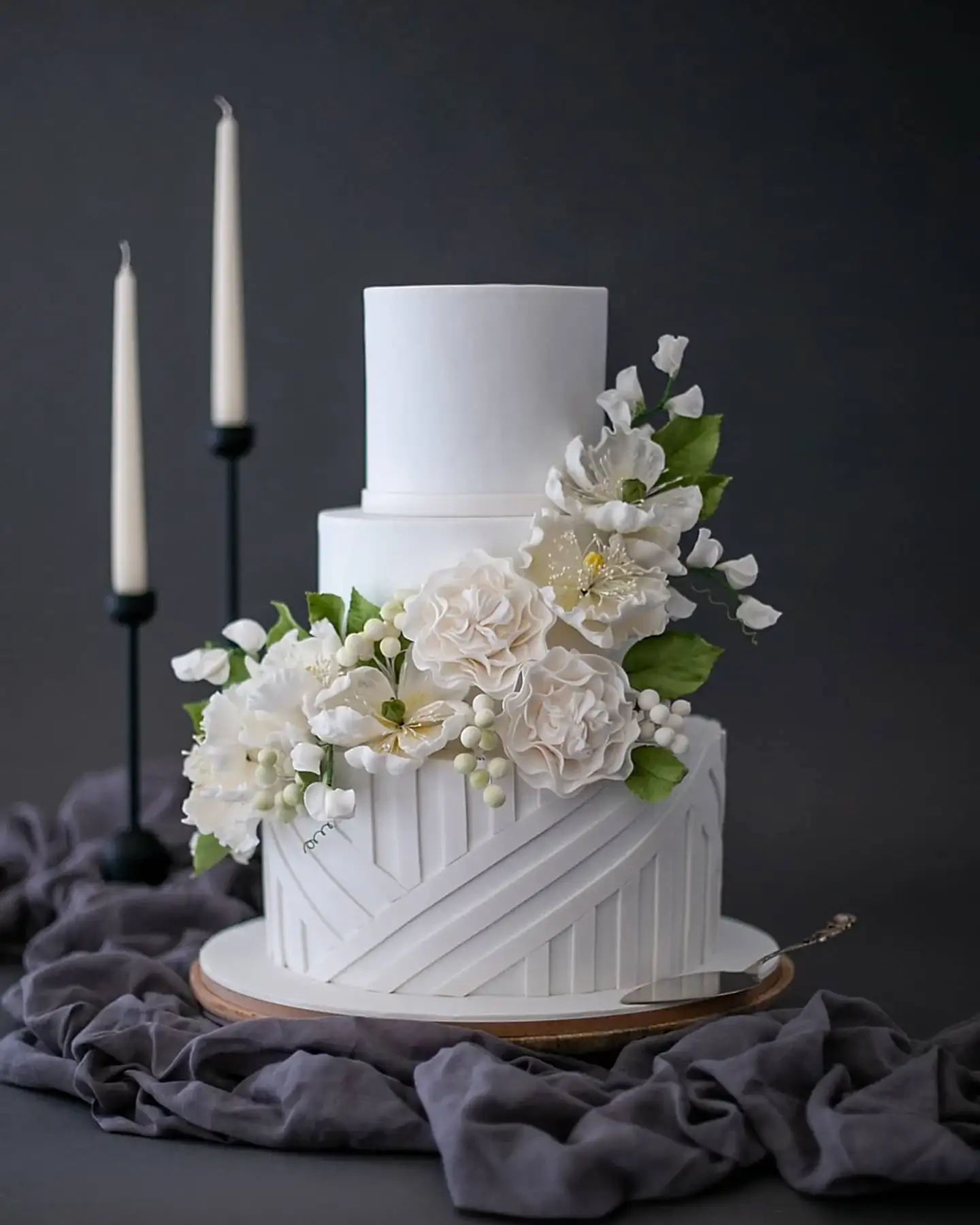 beyaz çiçekli düğün pastası – modern pasta