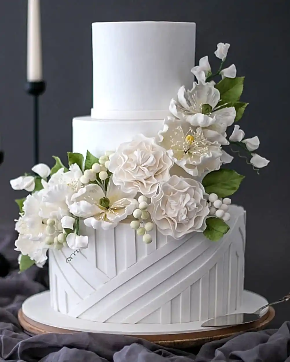 beyaz çiçekli düğün pastası – modern pasta