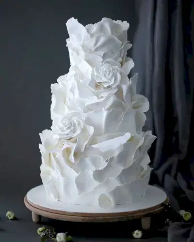beyaz düğün pastası – modern gül süslemeli üç katlı pasta