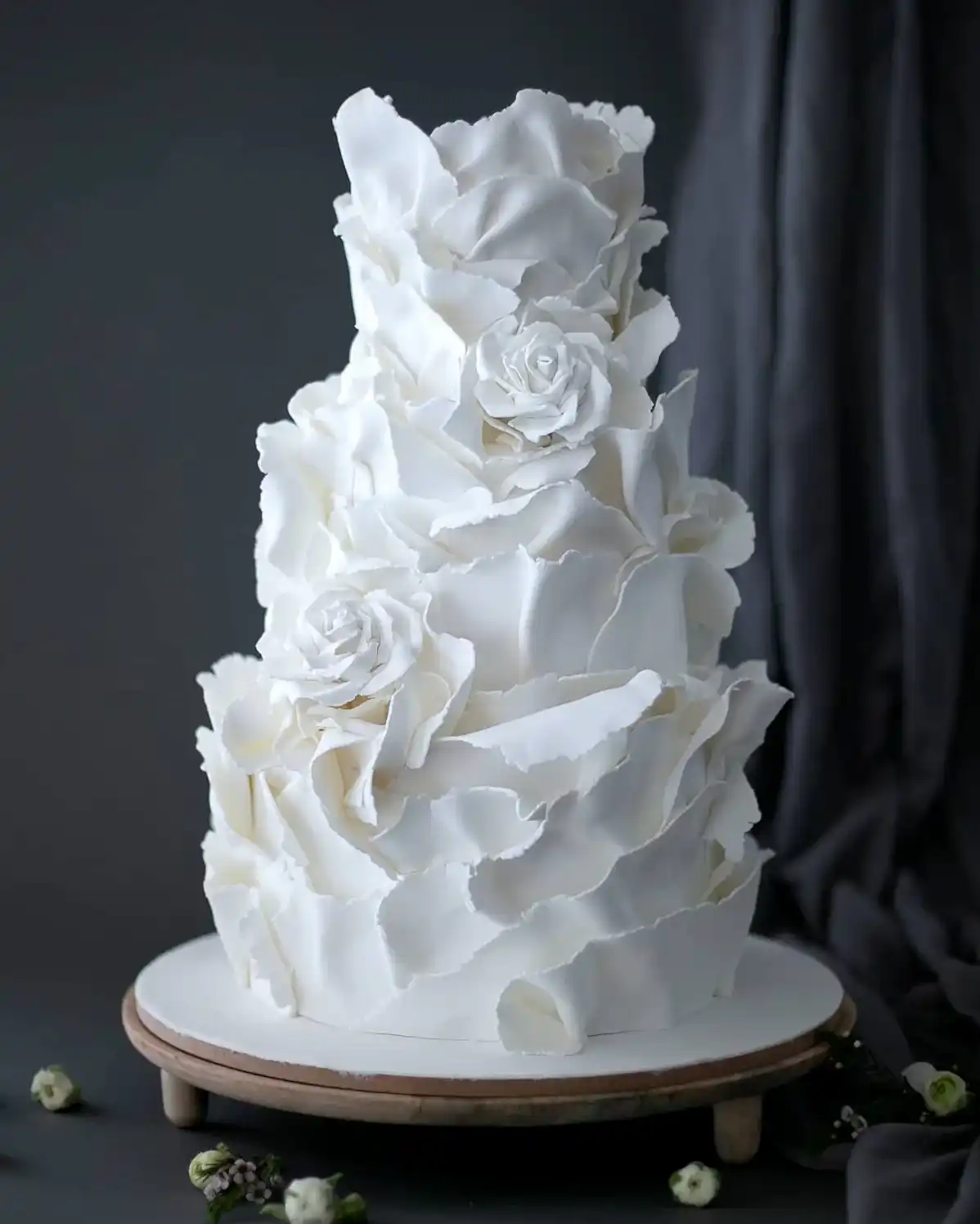 beyaz düğün pastası – modern gül süslemeli üç katlı pasta