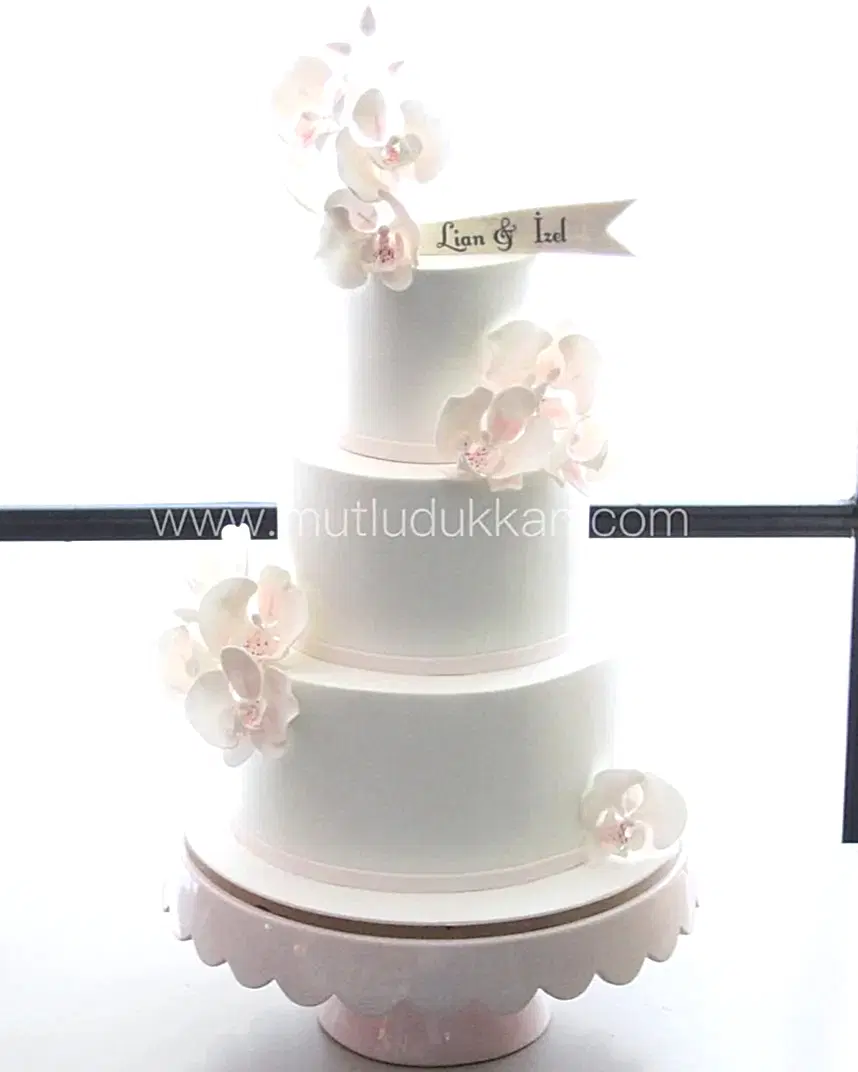 beyaz düğün pastası – orkide çiçek süslemeli 3 katlı pasta