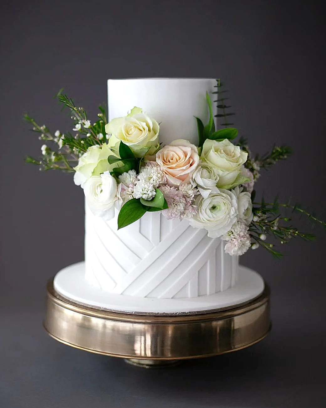 beyaz düğün pastası – gül süslemeli modern pasta