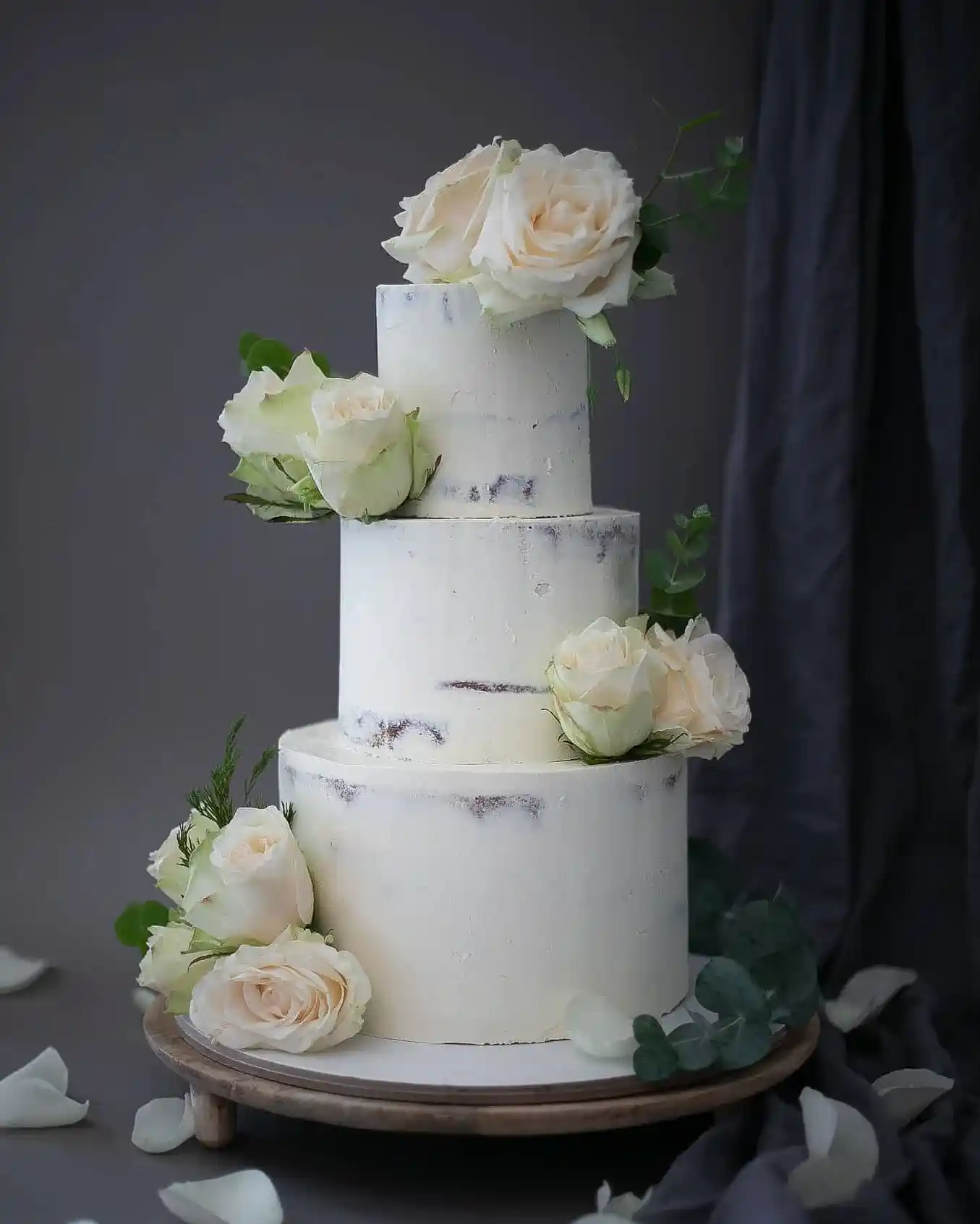 Beyaz Gül Süslemeli Düğün Pastası