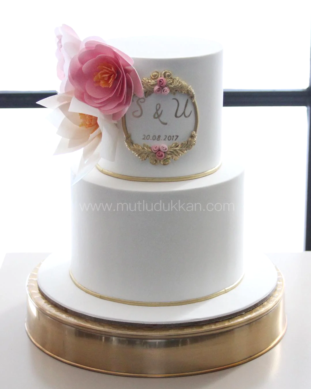 beyaz nişan pastası – pembe çiçek süslemeli pasta