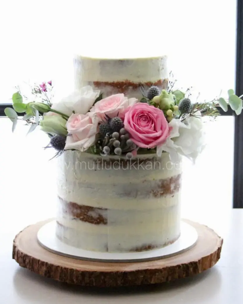 Canlı Çiçek Süslemeli Nişan Pastası 