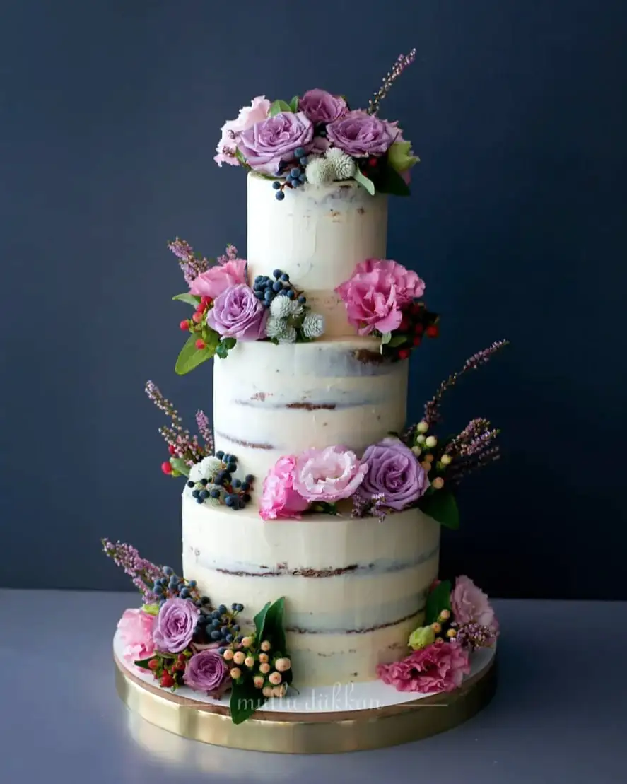 Canlı Çiçek Süslemeli Pasta