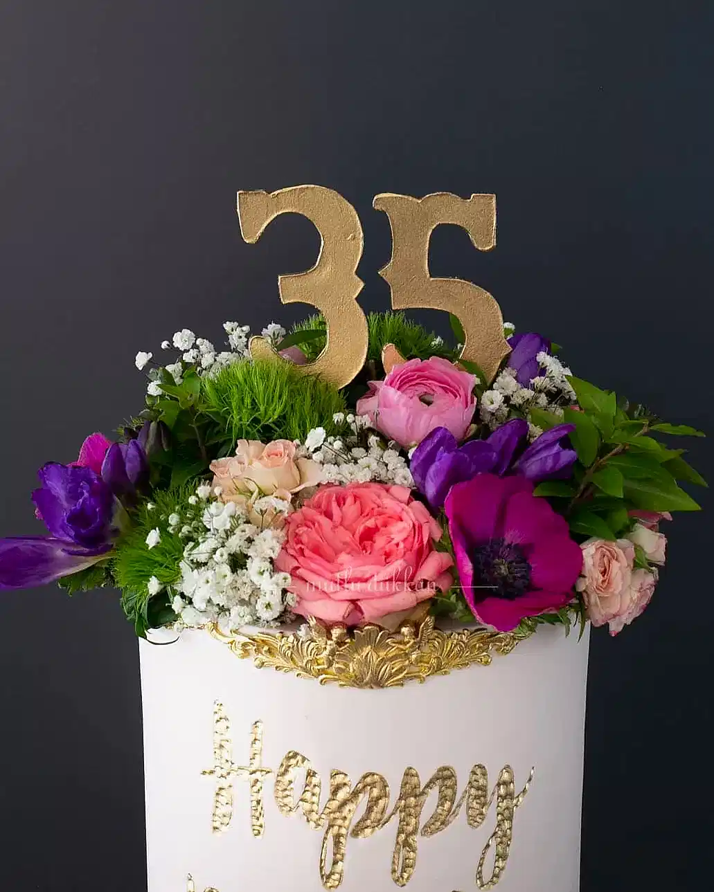 çiçek pasta – altın süslemeli kadın doğum günü pastası