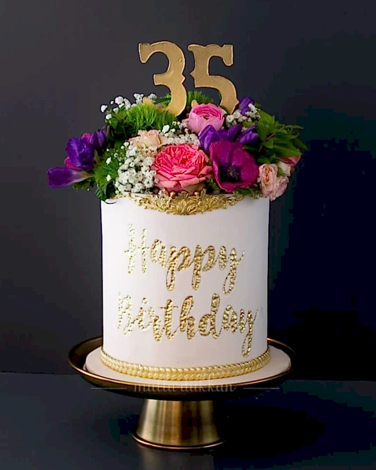 çiçek pasta – altın süslemeli kadın doğum günü pastası