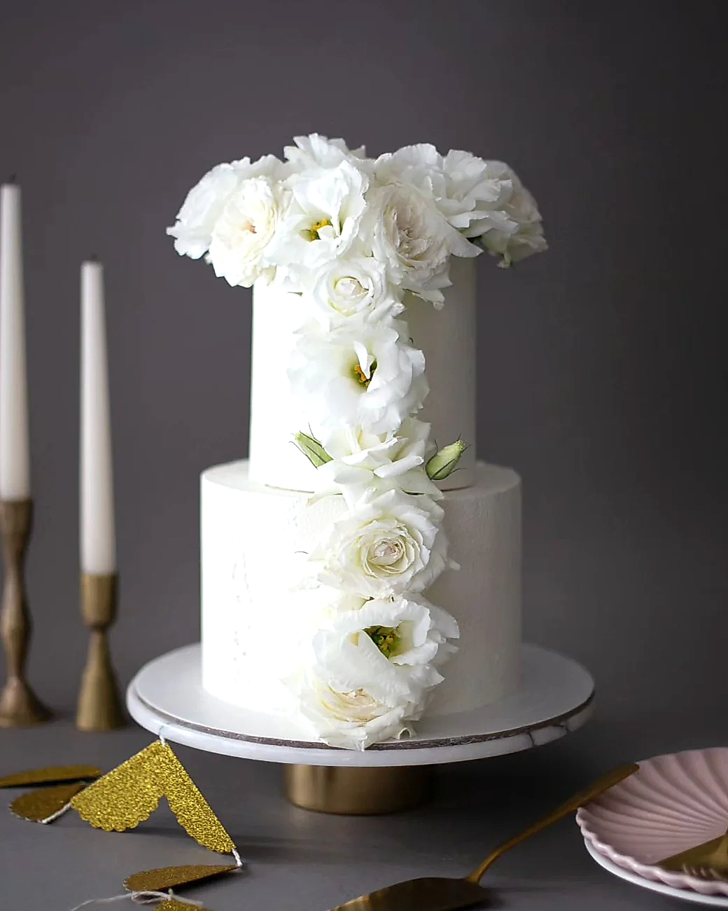 Çiçek Süslemeli Beyaz Nişan Pastası