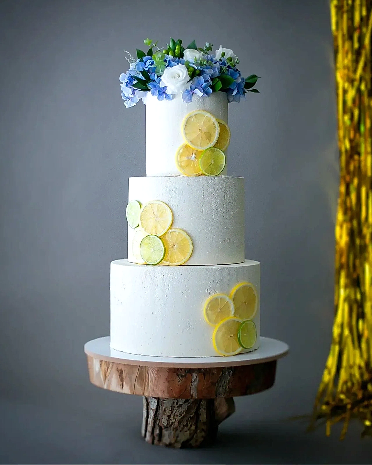 Çiçek ve Limon Süslemeli Düğün Pastası