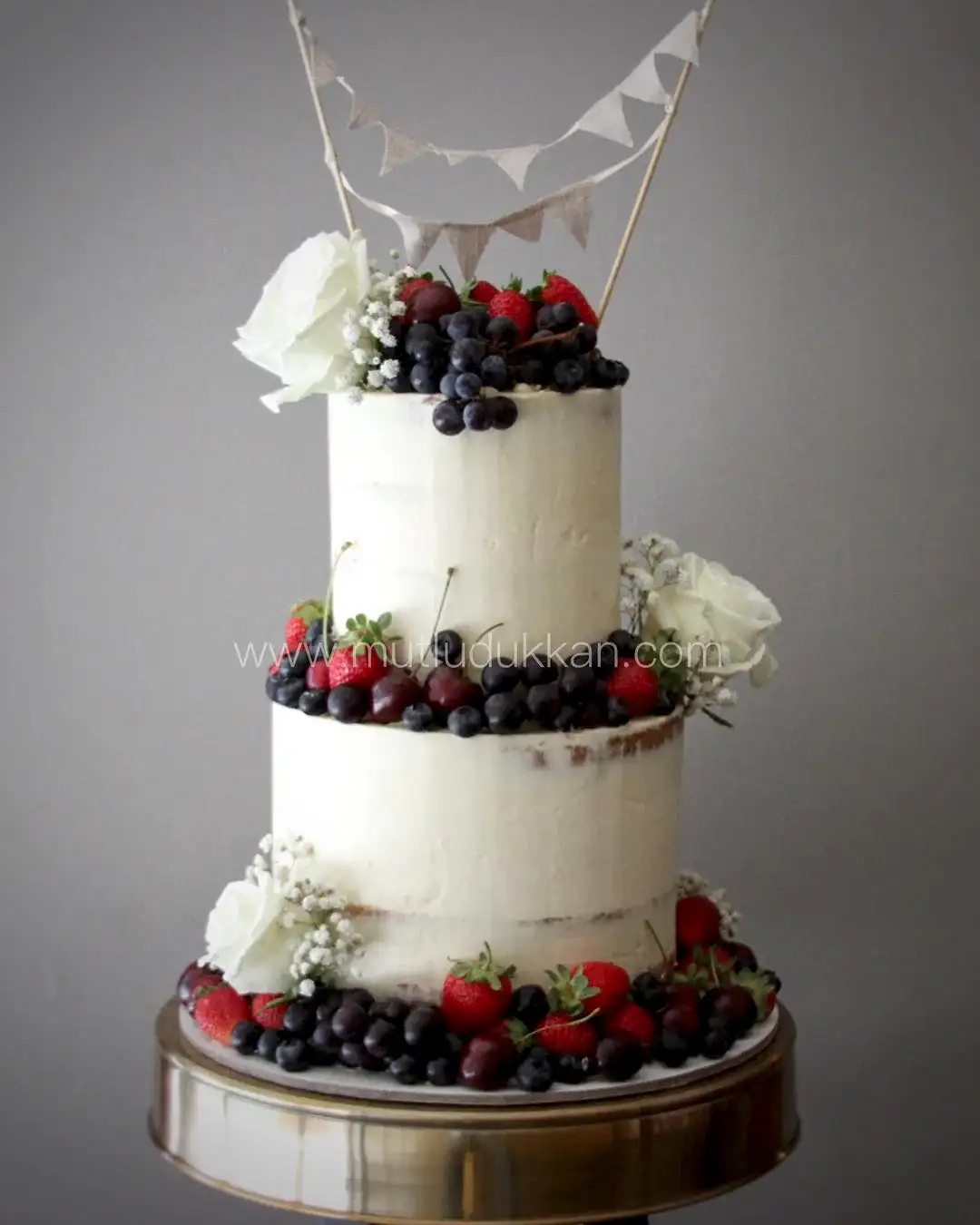 Çiçek ve Meyve Süslemeli Pasta