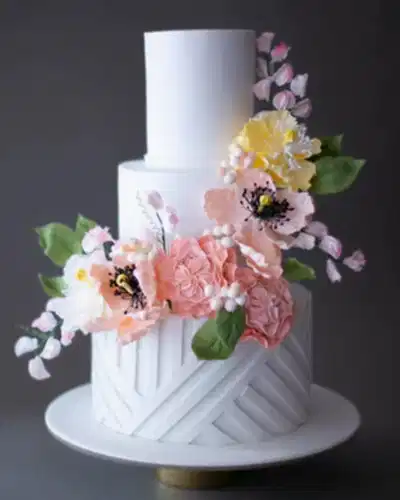 çiçekli düğün pastası – geometrik desenli modern pasta