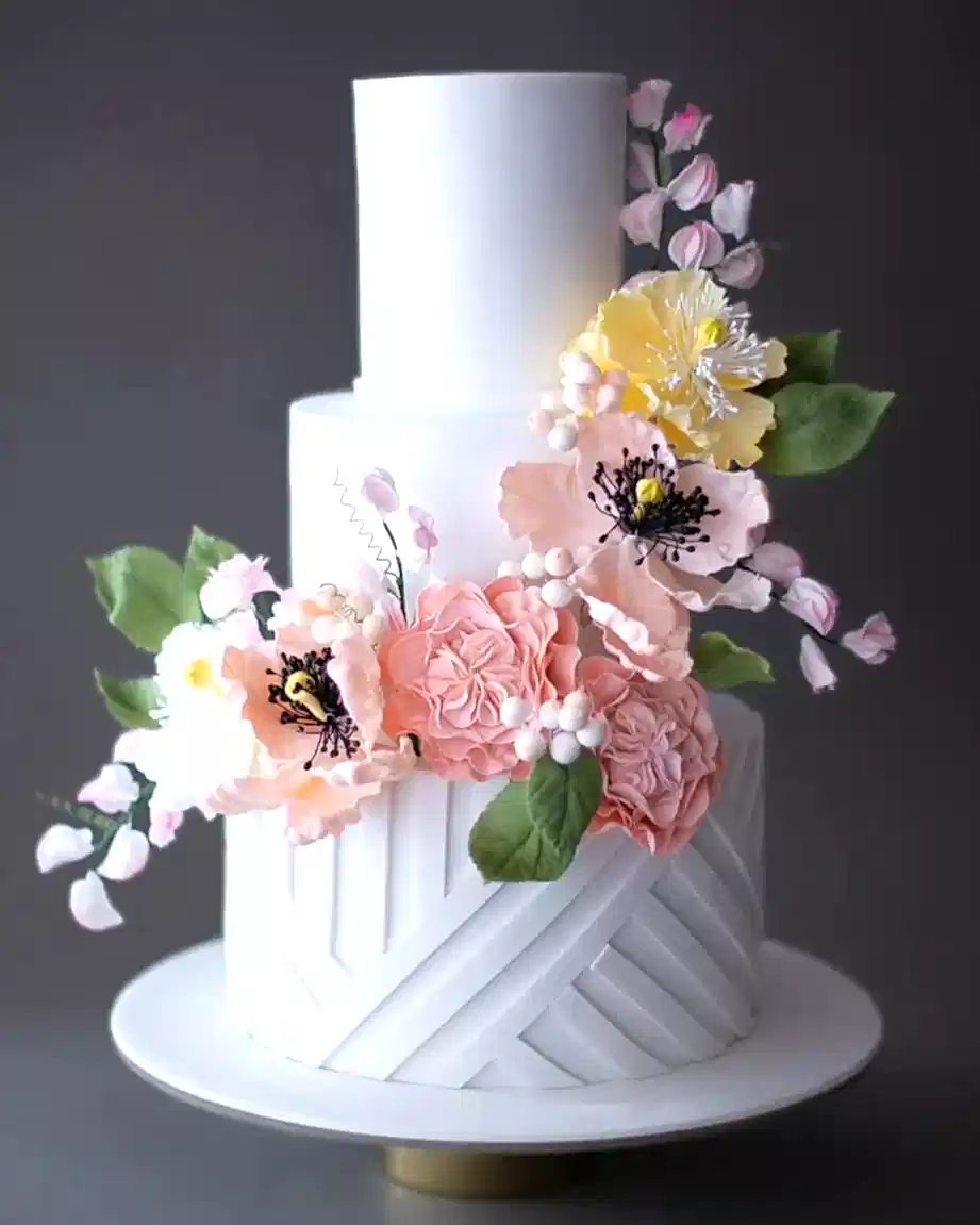 çiçekli düğün pastası – geometrik desenli modern pasta
