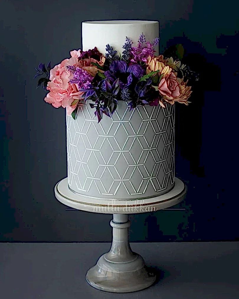 çiçekli pasta – geometrik desenli nişan pastası